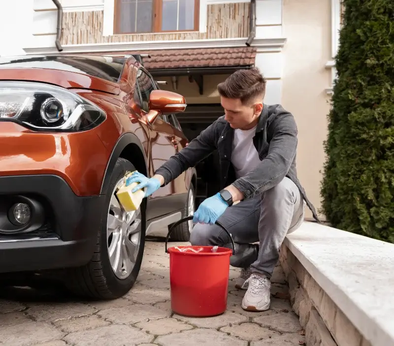 Lavage auto à domicile Montois-la-Montagne : professionnel intervenant sur un véhicule